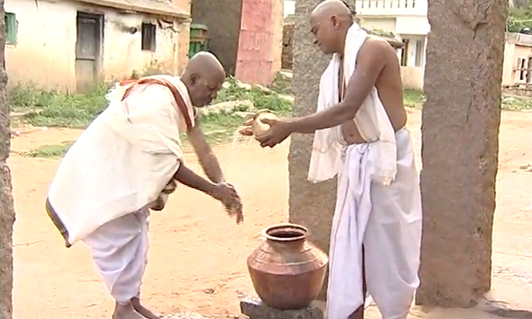 Kannada Bhasha Mandakini: Hospitality of Kannadiga`s